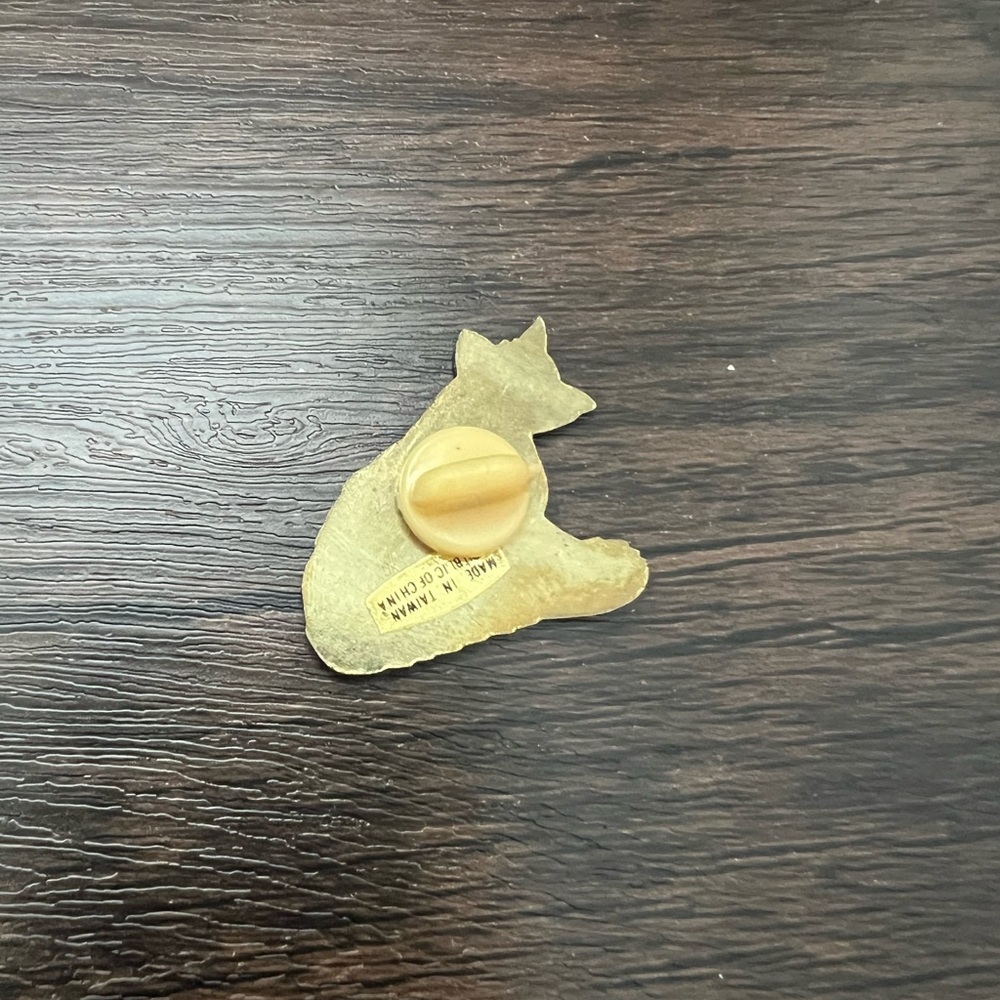 Fox Collectible Pin - Picture 3 of 3